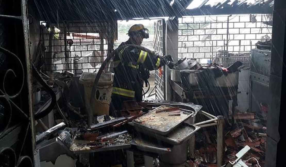 Buffet incendeia no Centro de Penedo e deixa duas pessoas feridas