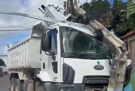 Caminhão-caçamba atinge poste de energia elétrica em Delmiro Gouveia