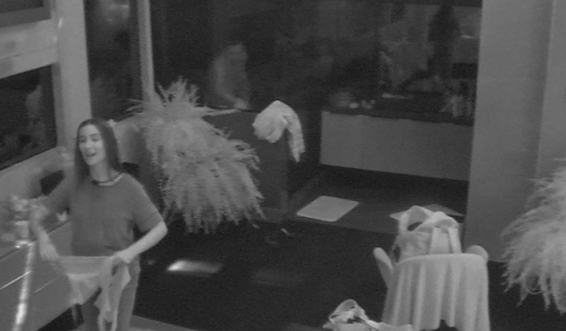 Deitada em uma das camas, Mari questiona: 'Vocês já foram em motel?'