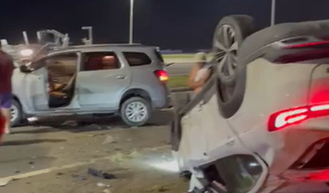 Acidente envolvendo dois carros deixa feridos no Pontal da Barra, em Maceió