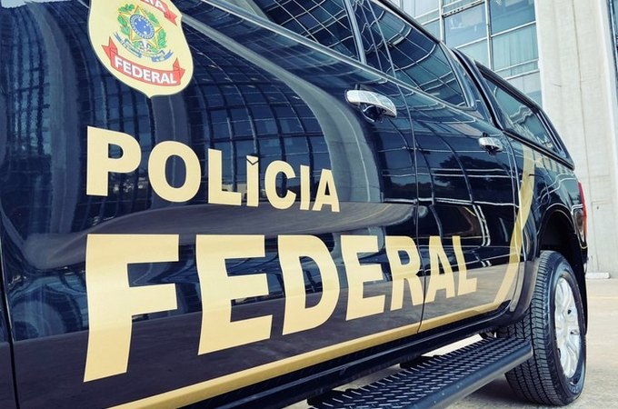 Operação da PF em Arapiraca, BA e PE cumpre mais de 50 mandados contra PMs, CACs e lojistas parceiros de facções criminosas