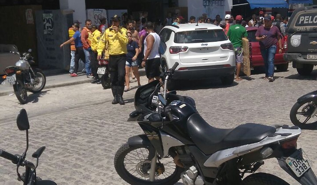 Homem é assassinado enquanto caminhava pelo comércio de Penedo