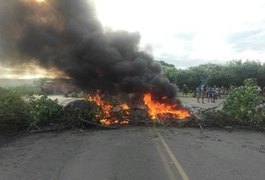 Manifestantes bloqueiam rodovia AL-110 e cobram entrega das casas