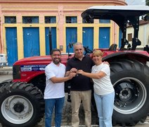 Alfredo Gaspar entrega caminhão frigorífico e trator para Viçosa e reforça investimentos na saúde; total de emendas somam R$ 3.154.200,00