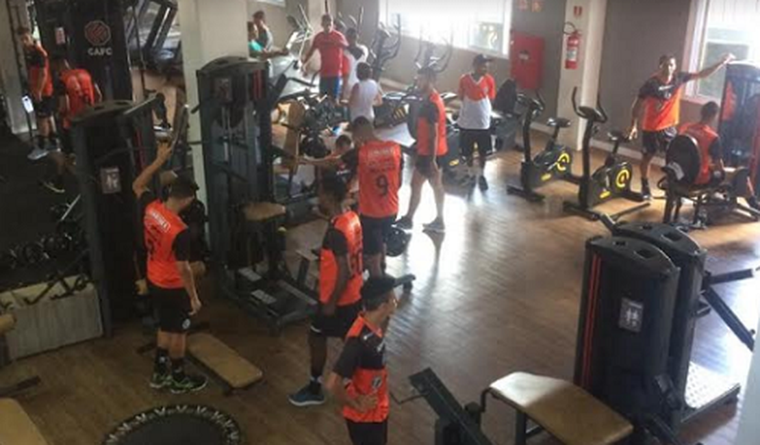 Jogadores do ASA fazem exercícios preventivos e de fortalecimento físico