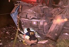 Carreta carregada de vidro tomba na BR-101 e motorista fica gravemente ferido