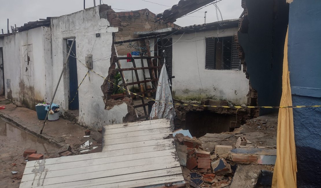 Cacimba desaba e assusta moradores no bairro Canafistula, em Arapiraca