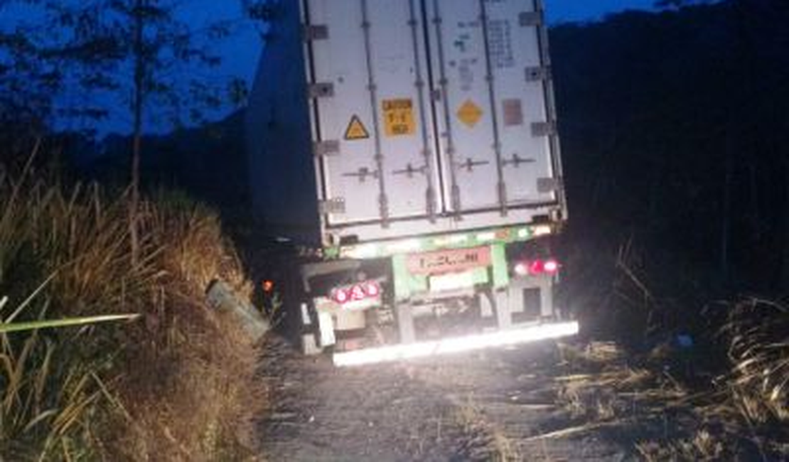 Força Tática e PRF recuperam veículo roubado em Atalaia