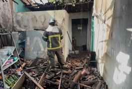Mercadinho pega fogo e dono é resgatado por populares no bairro Canafístula