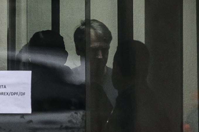 Bolsonaro passa por novo procedimento contra soluços e deve permanecer no hospital até o ano novo