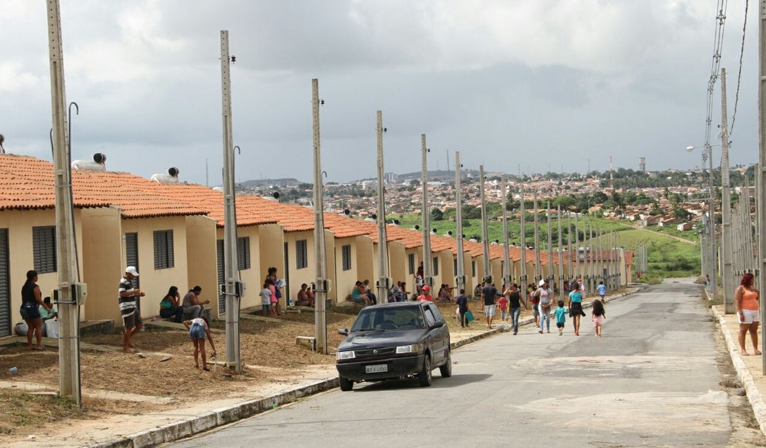 Luciano Barbosa participa da entrega de 949 moradias em Arapiraca