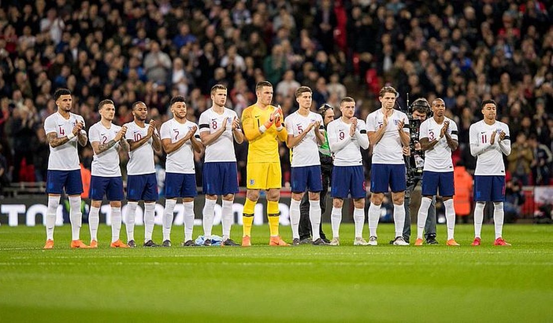 Jogador da Seleção Inglesa sai com garota de programa trans, é chantageado e paga para não ter nome revelado