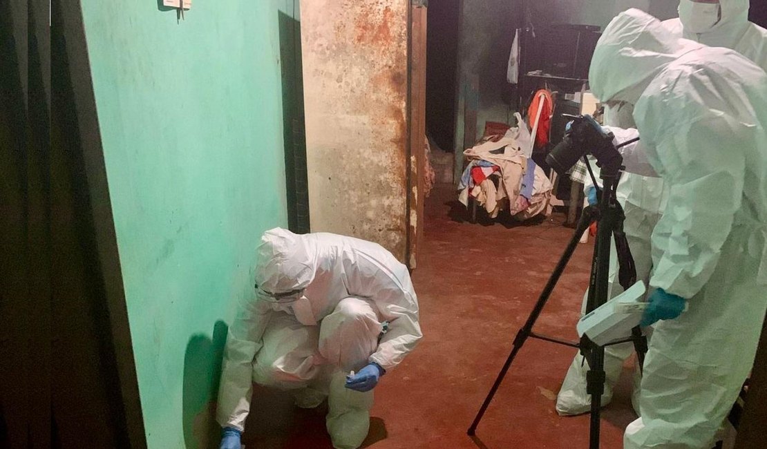 Perita criminal usa reagente químico para identificar manchas de sangue em local de homicídio em Arapiraca