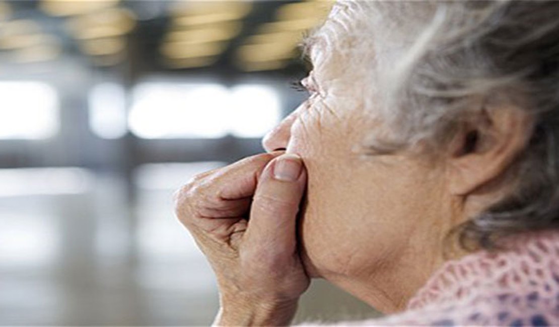 Idosa de 85 anos é abandonada pelos filhos e populares denunciam, em Arapiraca