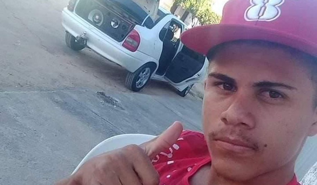 Réu por tentativa de latrocínio, jovem é morto a tiros dentro de carro em Maceió