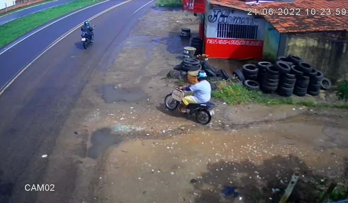 Homem é flagrado por câmera após furtar residência no bairro Guaribas