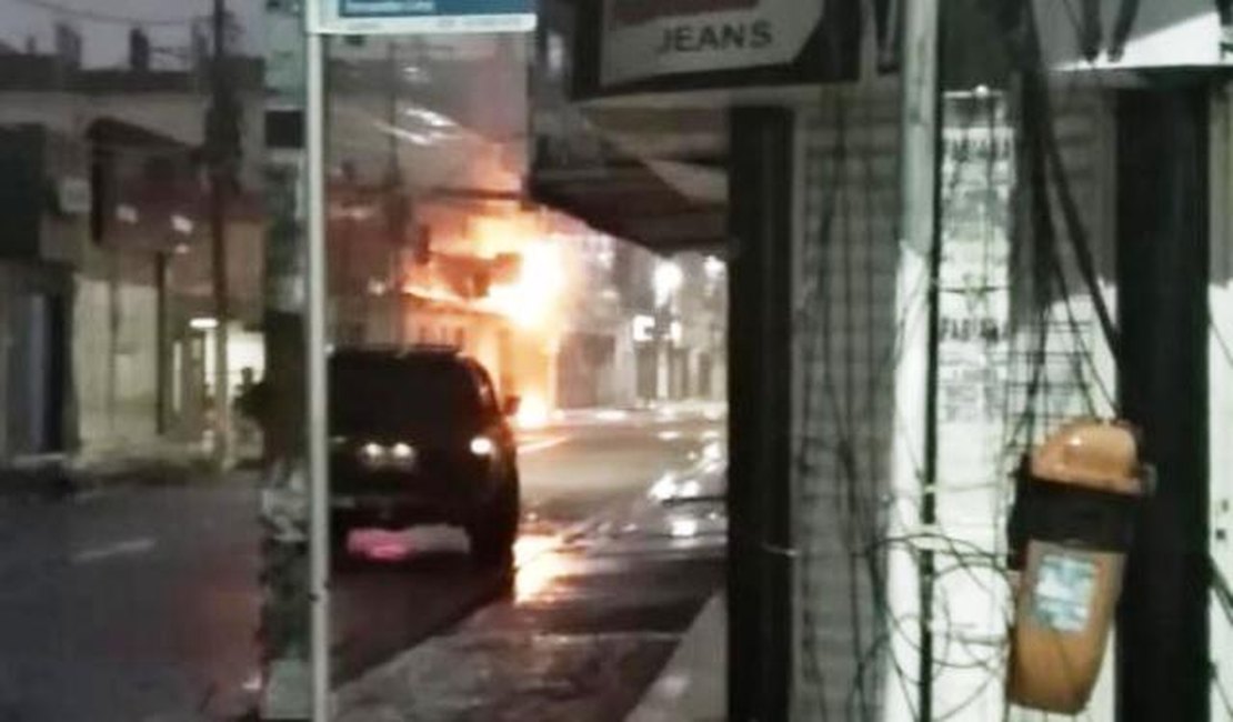 Curto circuito causa incêndio em poste na frente de uma Escola, no Centro de Arapiraca