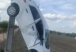 Carro de vereadora fica em 'pé' após acidente em Pernambuco