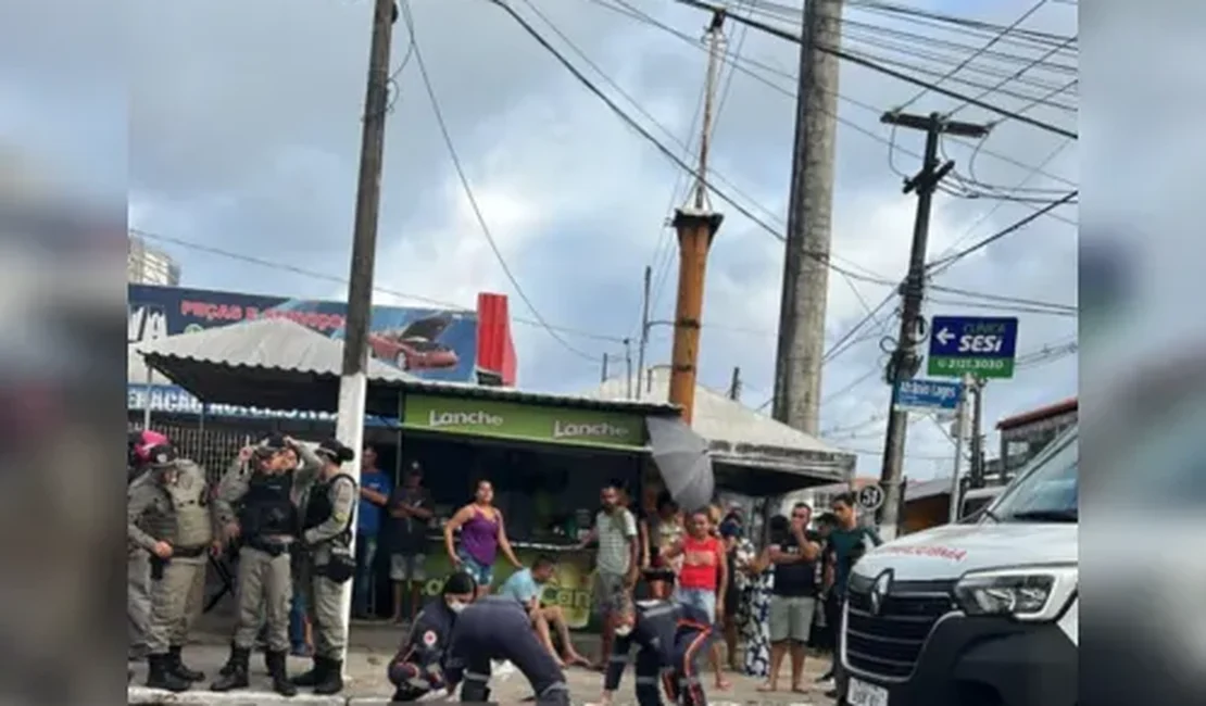Mulher morre após passar mal, cair de calçada e ser atropelada por ônibus, em Maceió
