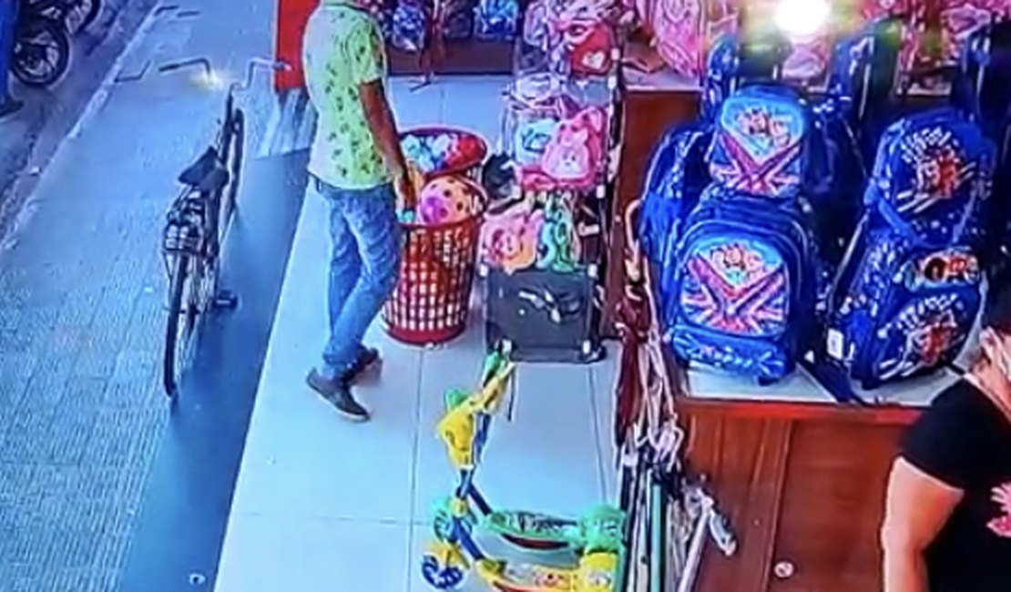 Homem é flagrado furtando mochila escolar em loja de Arapiraca