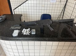 Jovem é preso com cocaína e simulacro de fuzil após ostentar arma em redes sociais no interior de Alagoas