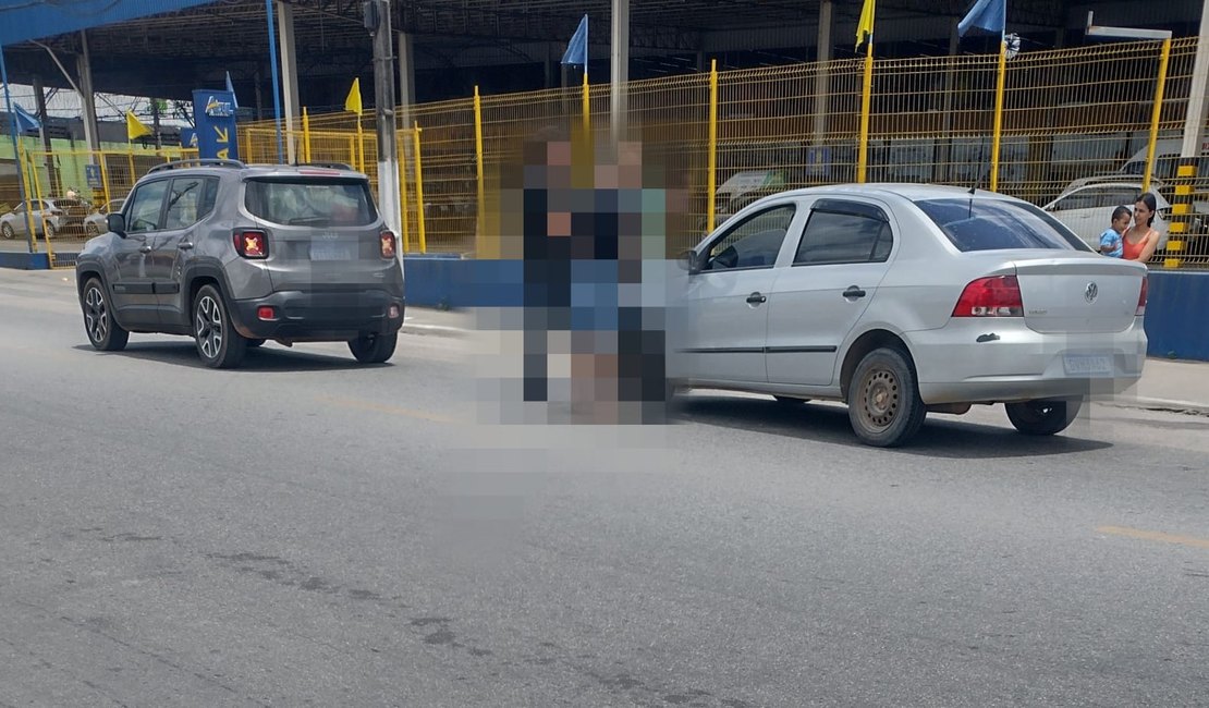 Batida em frente a atacarejo envolve dois carros no bairro Jardim Tropical, em Arapiraca
