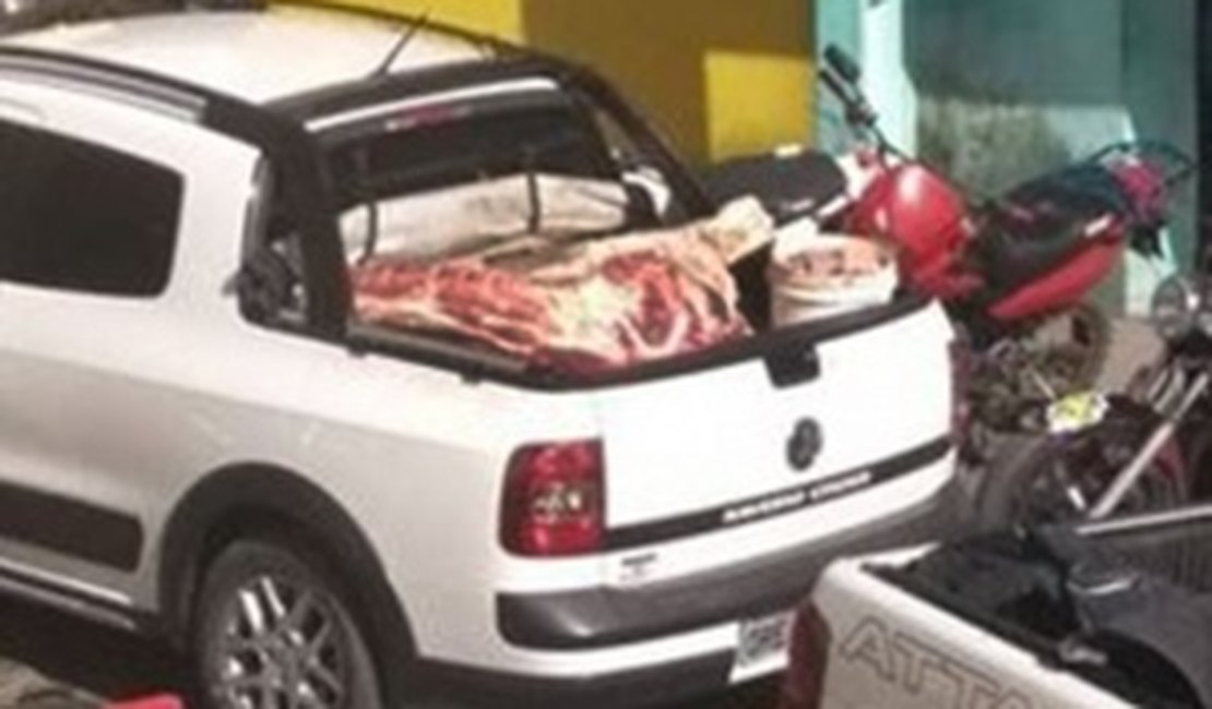 Flagrante: Carne é transportada em carroceria de veículo em Porto Calvo