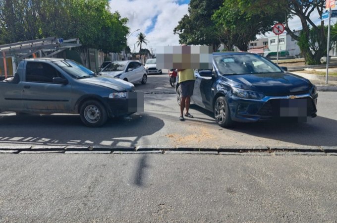 Motorista de picape avança placa de pare e colide contra carro no bairro Baixão