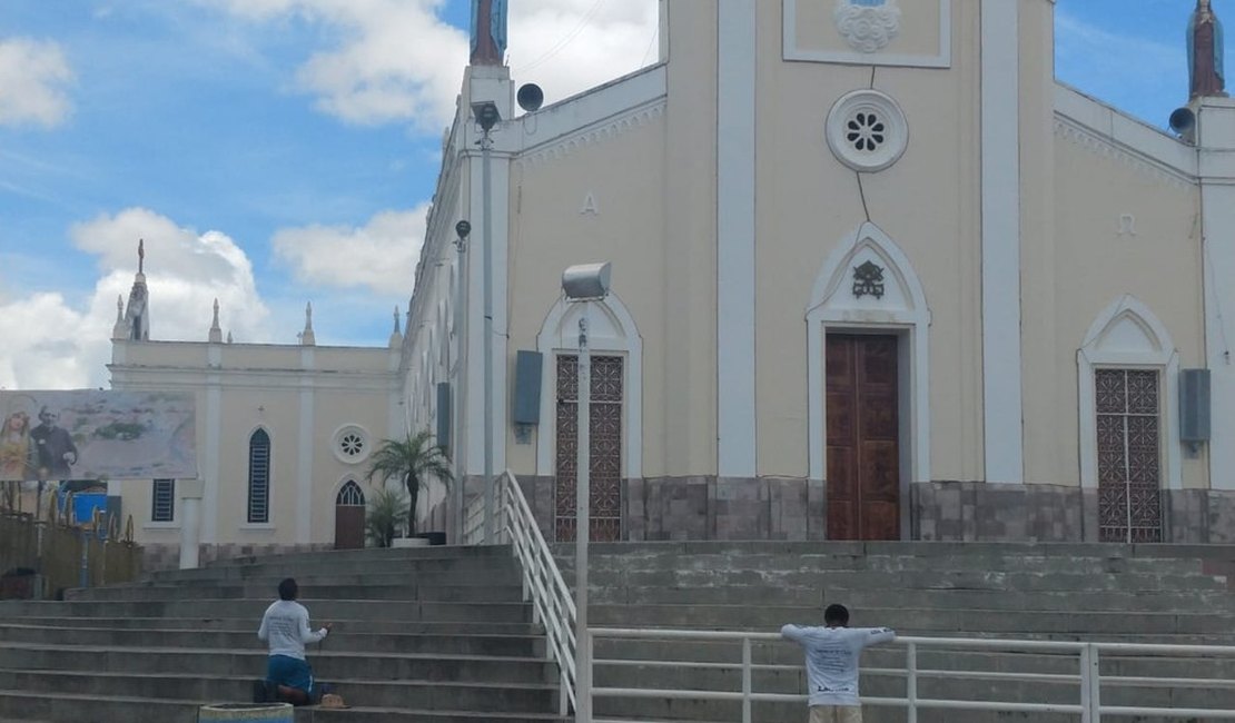 Alagoanos encontram igrejas fechadas em Juazeiro após 15 dias de peregrinação a pé