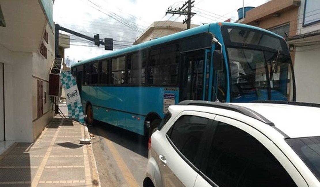 Ônibus tenta conversão e acaba atingindo fachada de ótica no Centro de Arapiraca