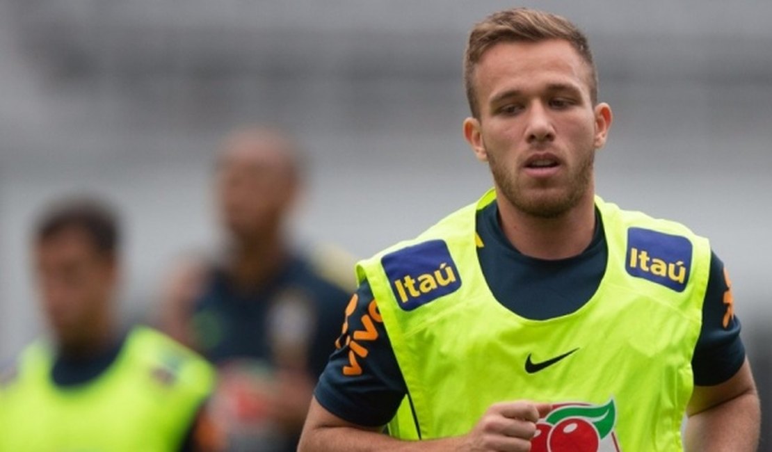 Barcelona e Juventus se aproximam de acordo por Arthur