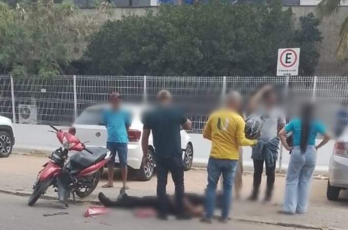 Homem fica ferido após acidente entre carro e moto em Arapiraca