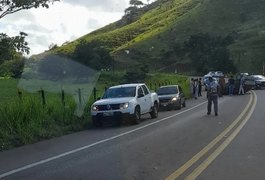 Motorista perde controle de carro e capota veículo em rodovia no interior de Alagoas