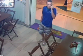 VÍDEO. Criminoso armado invade lanchonete e assalta funcionários e clientes, em Arapiraca