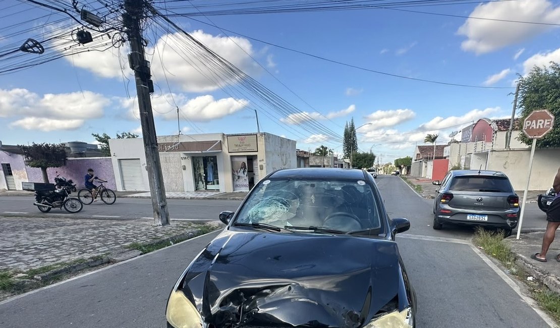 Colisão entre Classic e Polo deixa danos materiais em cruzamento no bairro São Luiz, em Arapiraca