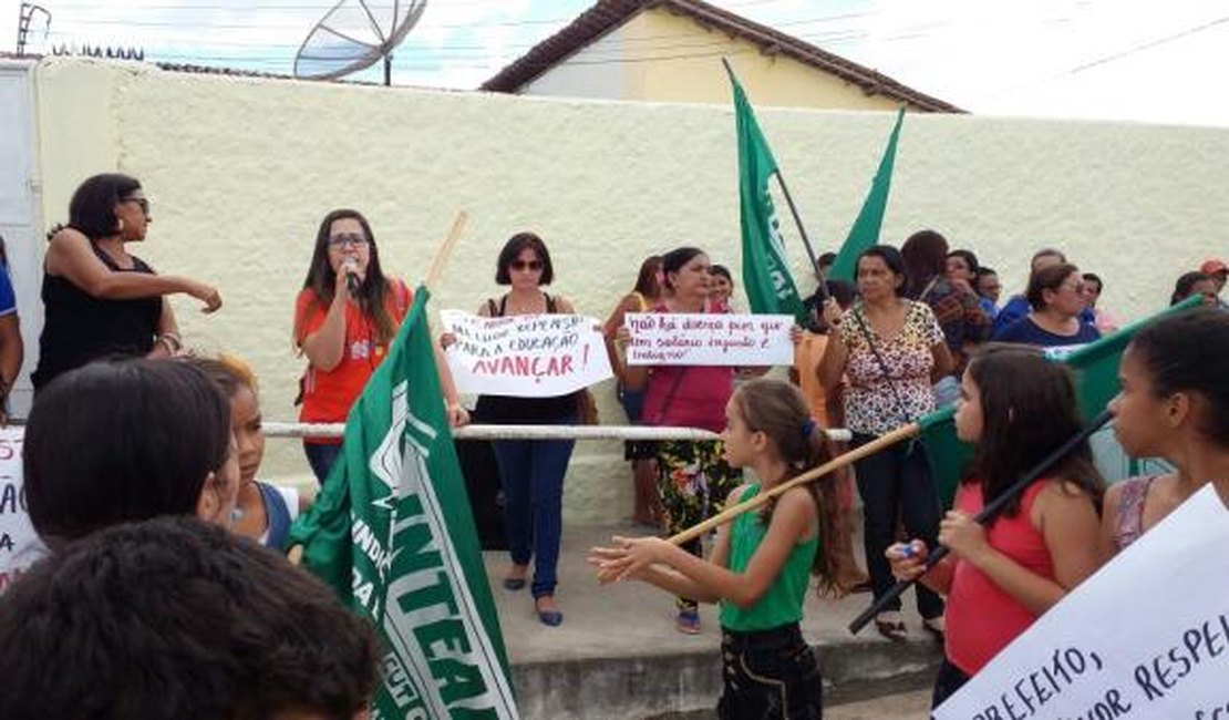 Com apoio de alunos, servidores da educação de Santana fazem novo protesto