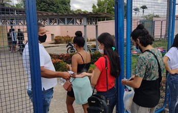 Estudantes entrando na Escola Estadual Senador Rui Palmeira, local de aplicação da prova do Enem
