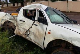 Picape em zigue-zague na AL-110 bate de frente com caminhão e motorista fica ferido