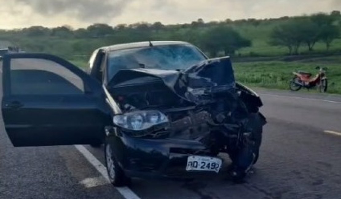 Colisão entre carro e moto deixa homem morto na BR-316, entre Canapi e Mata Grande