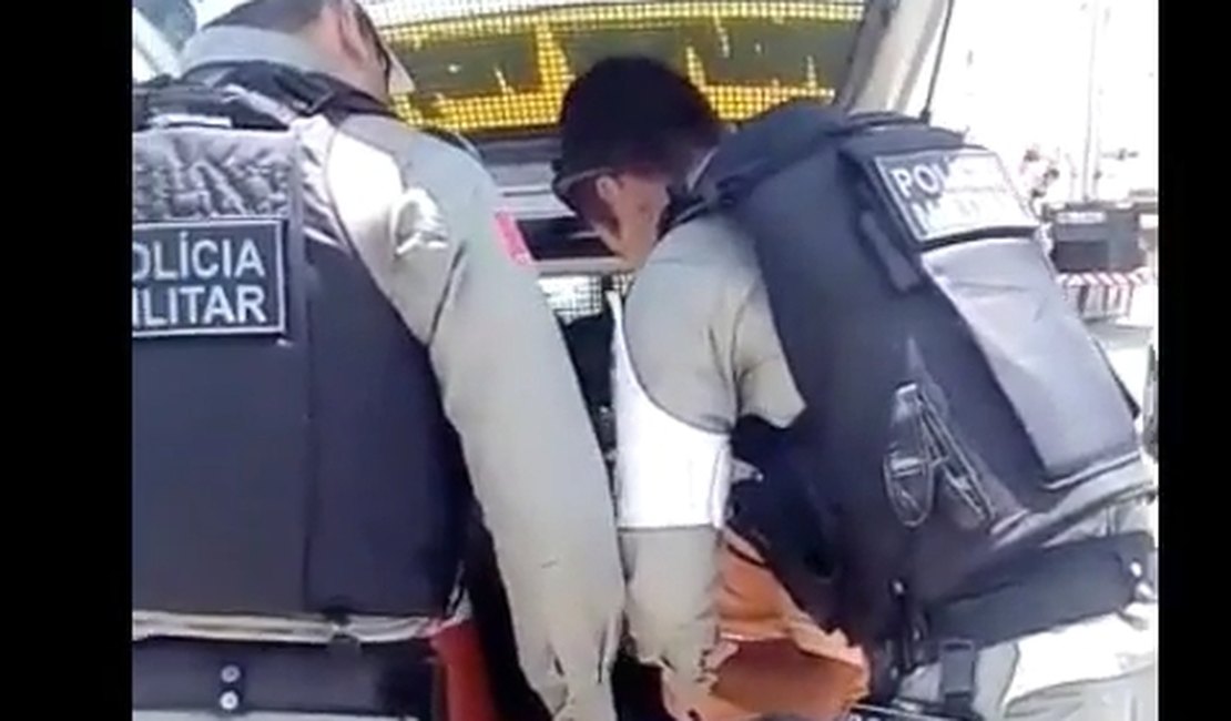 Vídeo. Motorista provoca acidente, tenta fugir e é detido pela PM, em Arapiraca