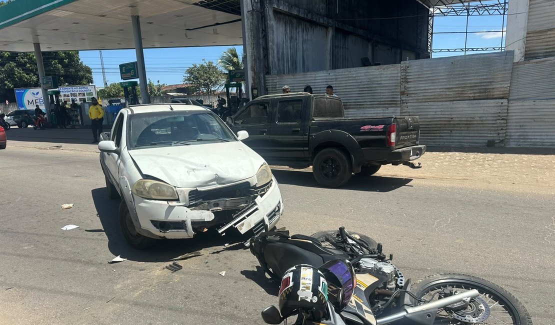 Motociclista fica ferida após colisão com carro em avenida de Arapiraca