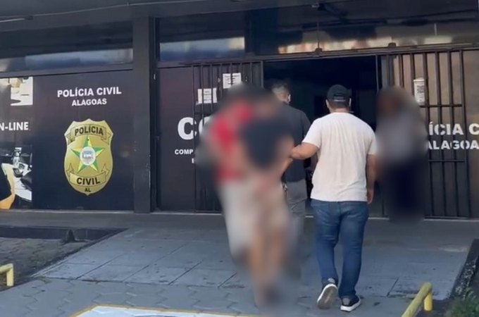 Polícia Civil prende dois homens por furto e receptação de celulares em Maceió