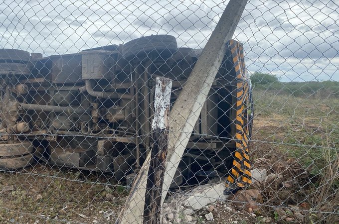 Carro-forte capota na BR-423, em Delmiro Gouveia, e deixa dois homens feridos