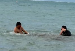 VÍDEO. Após show no Jaraguá, Nattan e Natanzinho Lima se divertem na Ponta Verde, em Maceió