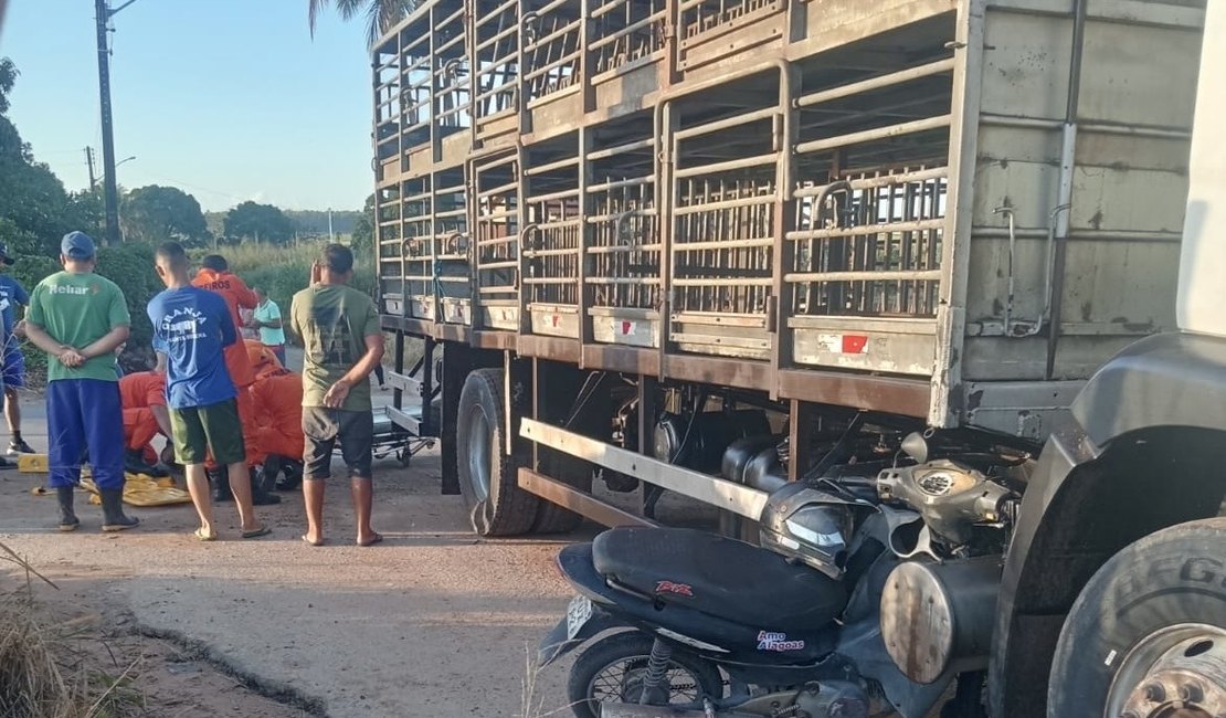 Acidente entre moto e caminhão deixa dois feridos na zona rural de Arapiraca