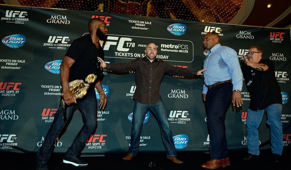 Jon Jones x Daniel Cormier brigam feio em encarada promocional do UFC 178