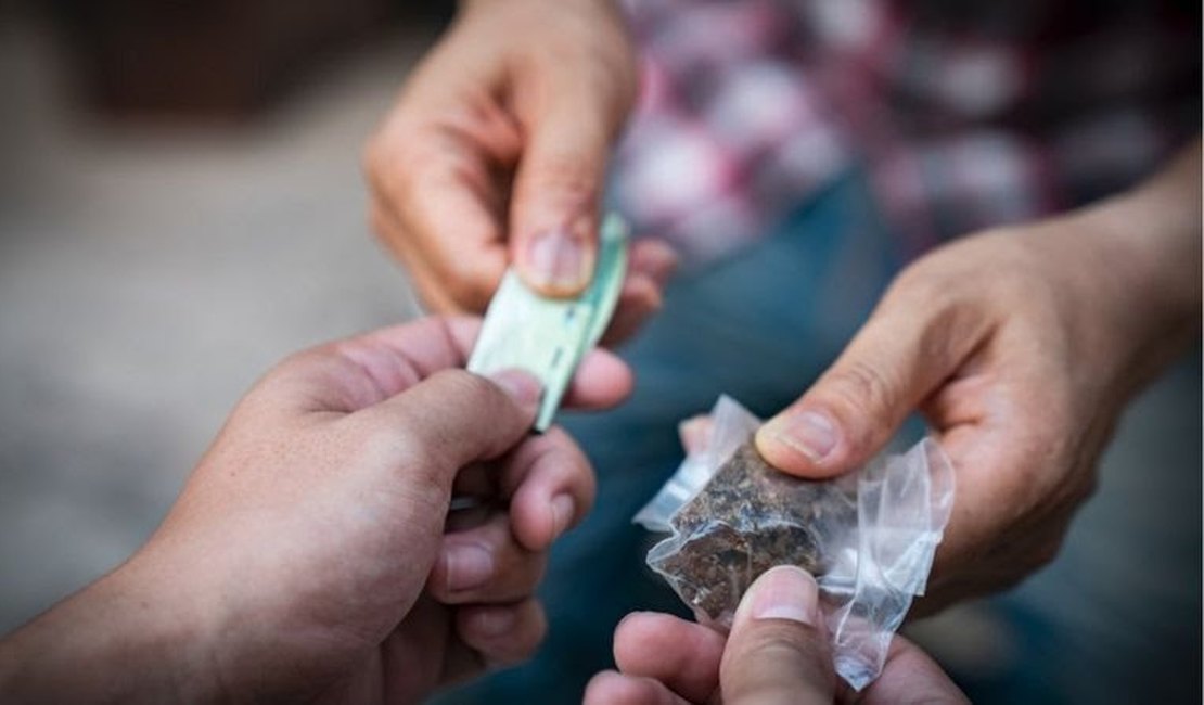 Quase 5Kg de drogas são encontrados em laboratório de refino no Santo Amaro, Maceió