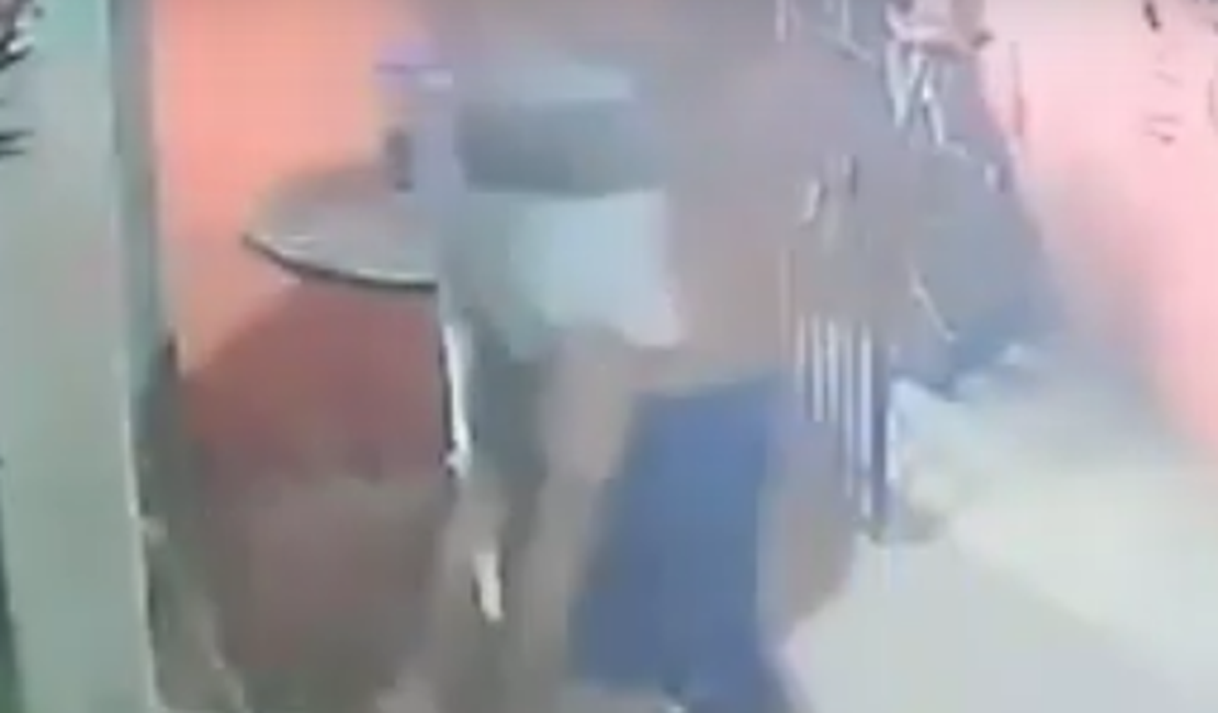 VÍDEO: Câmera registra momento em que homem tira vítima de estupro à força de casa em Marechal