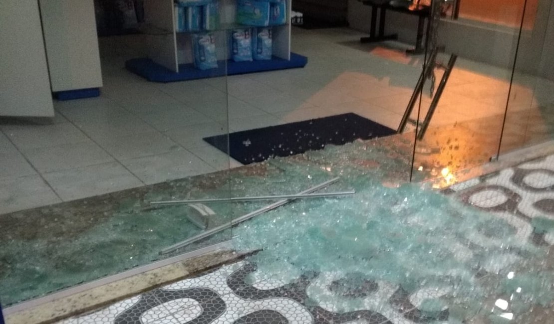 Vidro de farmácia é destruído com tiros em Arapiraca