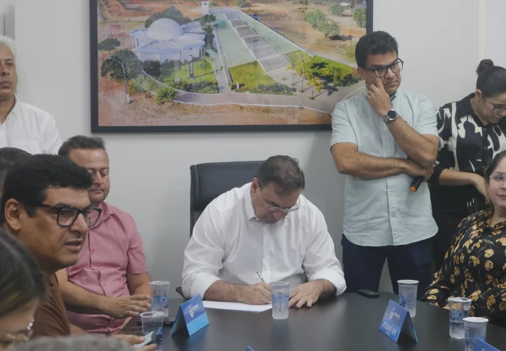 Assinatura de Ordem de Serviço para construção de creches